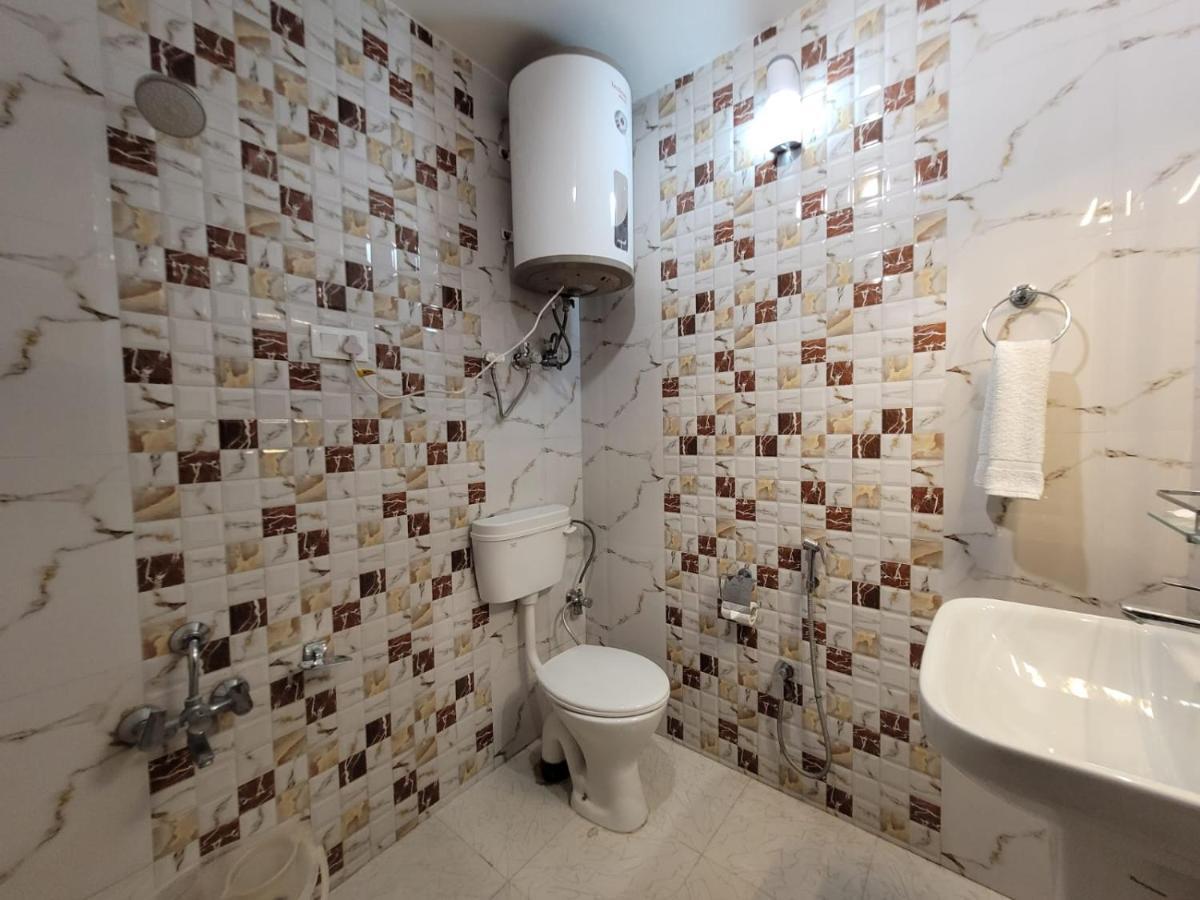 Hotel Royal Plaza Srīnagar エクステリア 写真