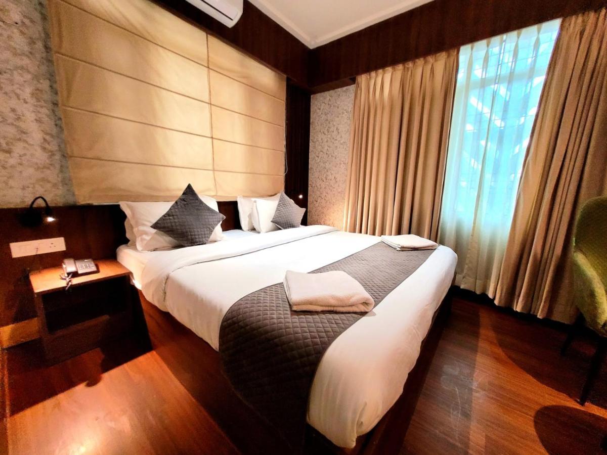 Hotel Royal Plaza Srīnagar エクステリア 写真